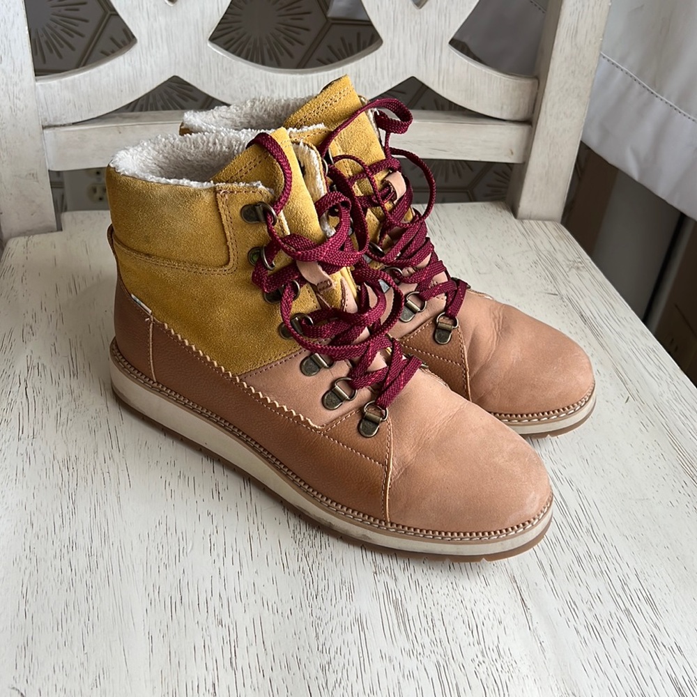 TOMS boots size 7.5